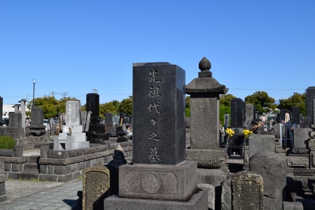 古くなったお墓、どう直す？墓石リフォームの費用相場・施工の流れ・必要な手続きや供養までわかりやすく解説