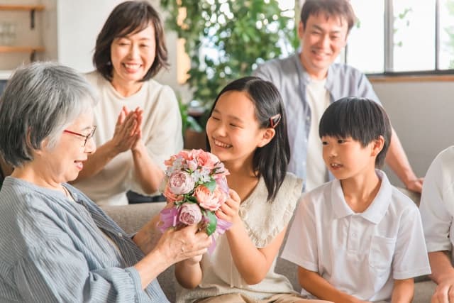 敬老の日には何を贈れば喜ばれる？おじいちゃん・おばあちゃんに感謝を伝えるプレゼントの選び方・相場・NGギフトまで徹底解説！