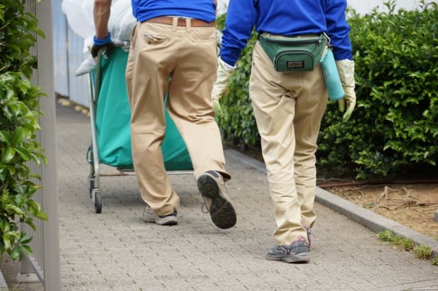 孤独死・事故死の特殊清掃、実は○○万円以上かかることも？間取り別・状況別の費用相場と見積もり時の注意点とは