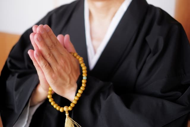 読経とは何をしているのか？葬儀や法事で唱えられるお経の意味と役割、心構えなどをわかりやすく解説