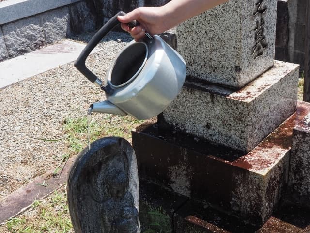 お墓掃除の正しい手順と注意点とは？墓石を傷めないための完全ガイド