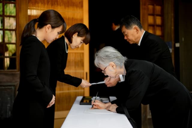 【喪主必見】葬儀における挨拶の完全ガイド：場面ごとの実例、注意点、避けるべき表現と準備