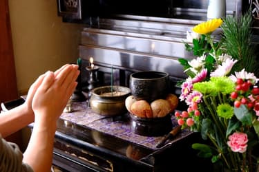 お仏壇に供えるお花のおすすめ：季節やお盆、命日におすすめなお花をご紹介