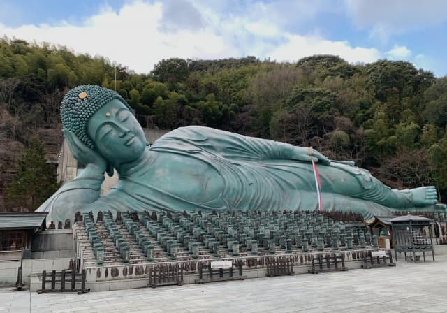 涅槃会（ねはんえ）とは？意味・由来・開催時期と行事内容をわかりやすく解説｜お釈迦様の命日に行われる供養の法要