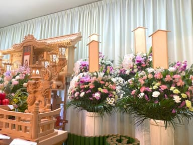 家族葬での供花、贈っても大丈夫？マナーと気をつけたいポイント