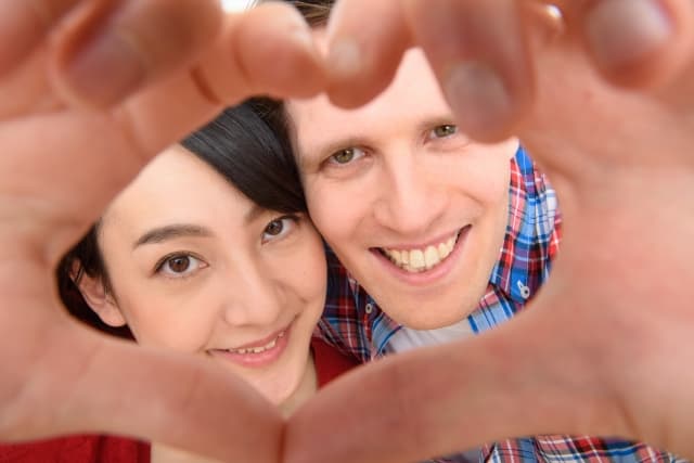 国際結婚したカップルは同じお墓に入れるの？最近の傾向をふまえて解説