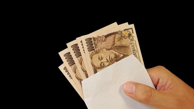 お布施の正しい包み方：お札の向きや新札の扱い方について
