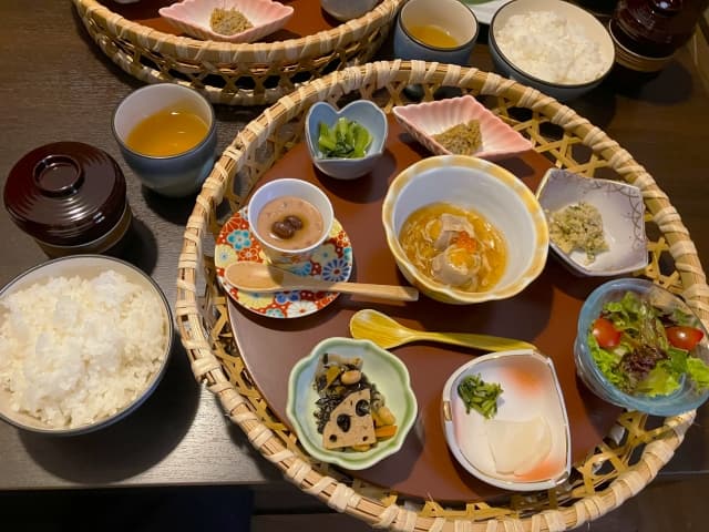 お盆にふさわしい定番料理とは？精進料理や供え物の意味と作りやすい献立例を紹介