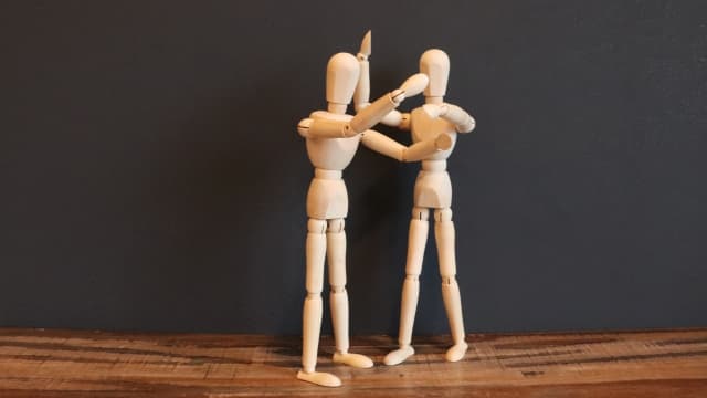 故人の尊厳を保つ「エンバーマー」と「納棺師」って何が違うの？葬儀業界の重要な職業を比較してみた！