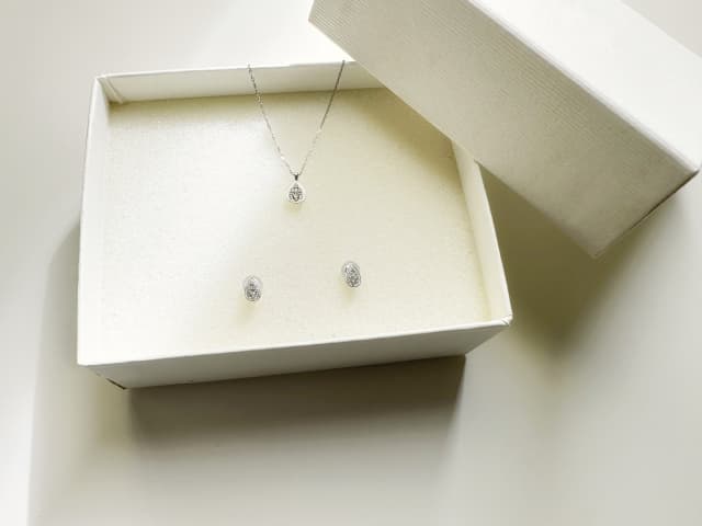 ペットの遺骨ペンダントは本当に「良くない」？宗教的背景や心理的影響を紐解く