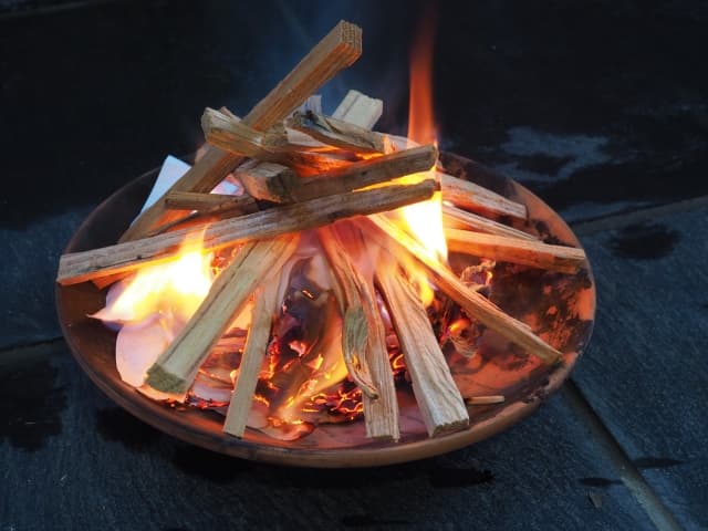 初盆とは？時期や準備するもの、服装や香典など徹底ガイド