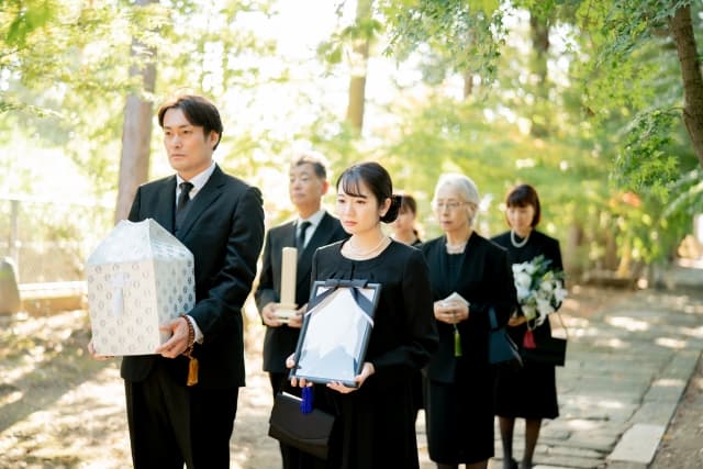 家族葬の費用相場から節約のコツまで｜知っておきたいポイントと注意点
