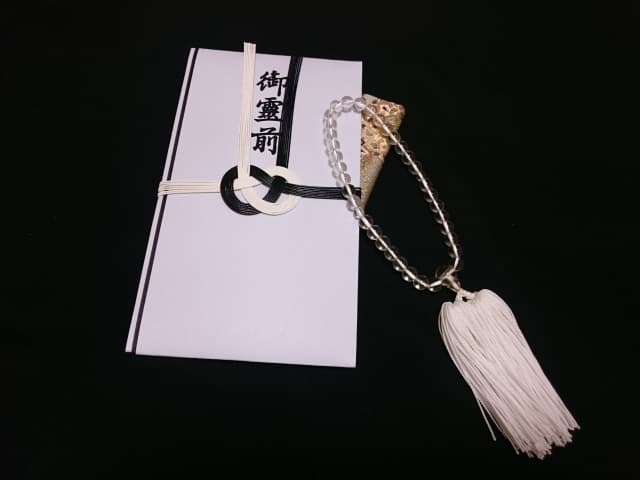 弔電と香典の違いとは？参列できないときの正しい選び方とマナーを解説