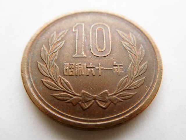 お柩に10円玉を入れても良いのか？由来や法的観点を徹底解説