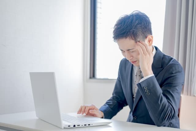 突然の「訃報メール」どう返信する？注意点と正しいお悔やみの言葉を例文付きで紹介