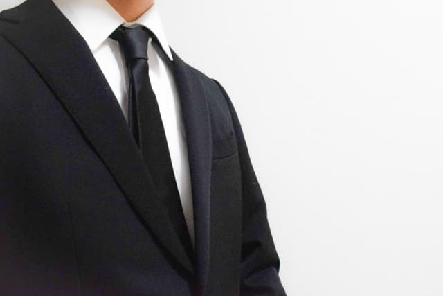 葬儀の服装マナーと身だしなみ：季節別の服装、子供の服装、小物、そして髪型・メイク・ネイルの注意点