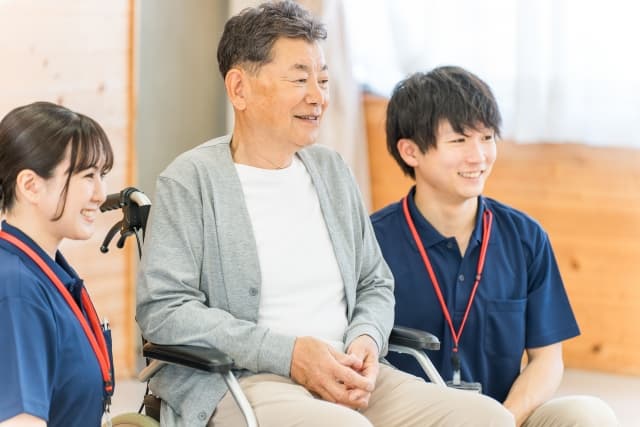 失敗しない老人ホーム選び方：見学・契約で見るべき注意点を解説