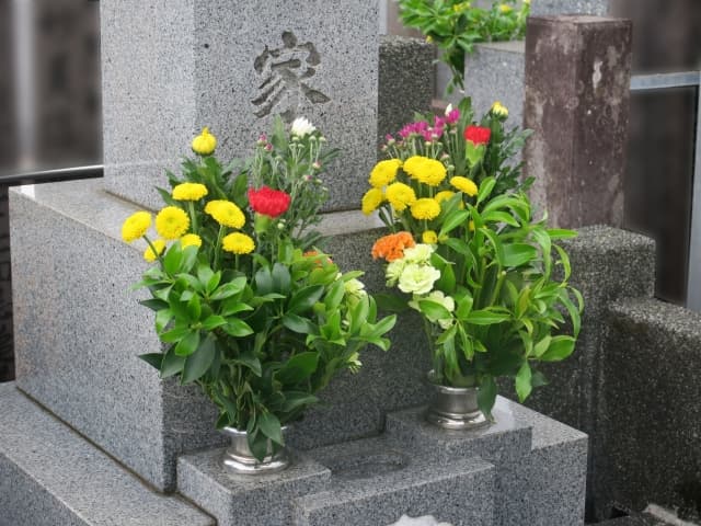 お墓に供える花の選び方とは？種類・マナー・避けたい花を解説
