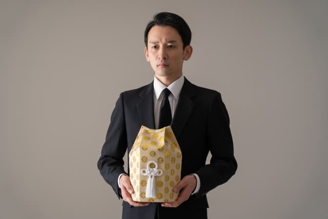 納骨袋の基礎知識と選び方：使い道や移し替えのポイント、困ったときの対処法まで解説