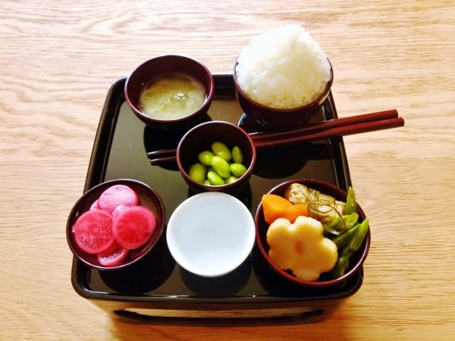 仏壇のお膳を正しく供えるには？精進料理の献立と宗派別マナーまとめ