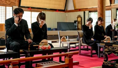 葬儀に参列するのはどこまで？関係性別に判断基準を解説