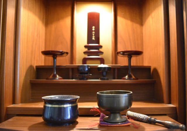 仏壇がなくても大丈夫！位牌の置き方・供養方法を丁寧に解説｜費用やスペースがなくてもできる方法とは？
