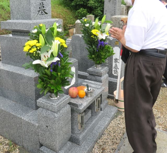 お墓に供えてはいけないものとは？知っておきたいマナーとタブー