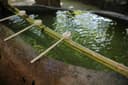 「手水の儀」って何？神社参拝でやるあれの正しいやり方