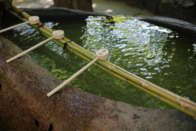 「手水の儀」って何？神社参拝でやるあれの正しいやり方