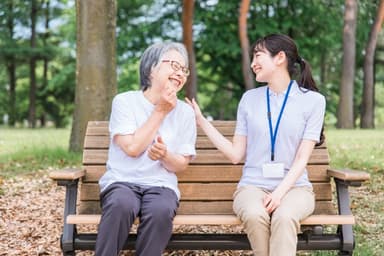 認知症の介護が楽になる？「ユマニチュード」とは何かをわかりやすく解説