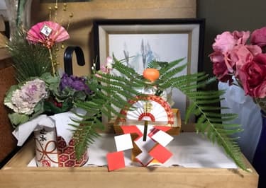 仏壇に鏡餅やお供え餅はどう飾る？意味・時期・飾り方の違いと年末年始の供養マナーを解説