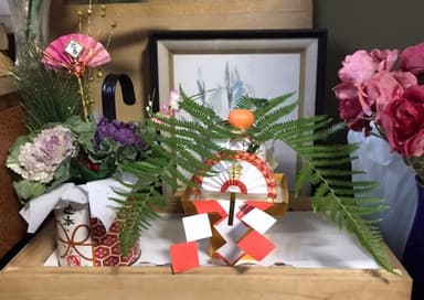 仏壇に鏡餅やお供え餅はどう飾る？意味・時期・飾り方の違いと年末年始の供養マナーを解説