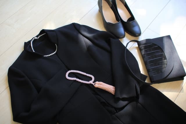 お葬式にふさわしい服装とは：急な葬式でもこれさえ見れば安心！