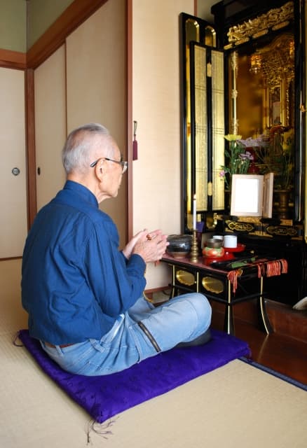 永代供養を選ぶときの仏壇：残すべきか処分すべきか？