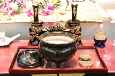 通夜に参列する際の注意点｜服装・香典・焼香の正しいマナーとは？