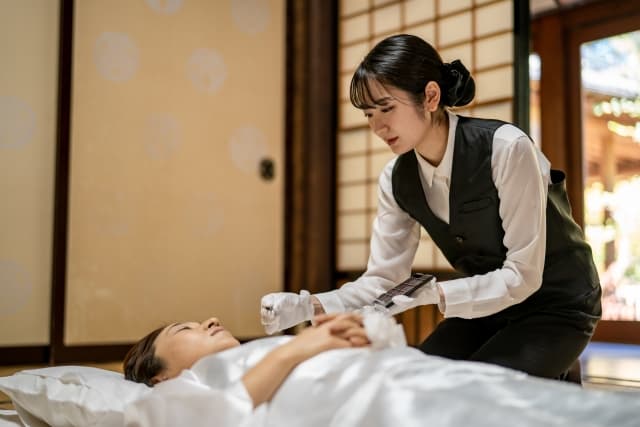 「おくりびと」とは？映画で注目を集めた職業「納棺師」を徹底解説