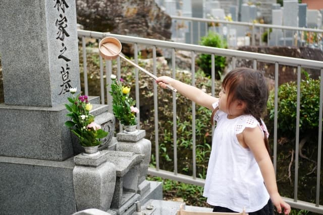 お墓参りで水をかけるのはマナー違反？正しい作法と注意点を徹底解説