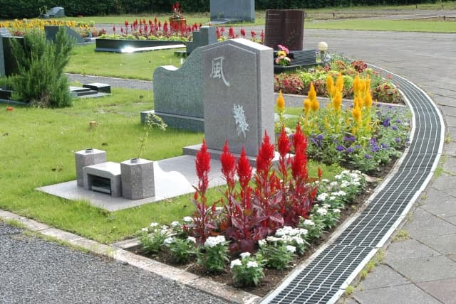 墓石にお花の彫刻を入れるなら?デザイン例とポイント