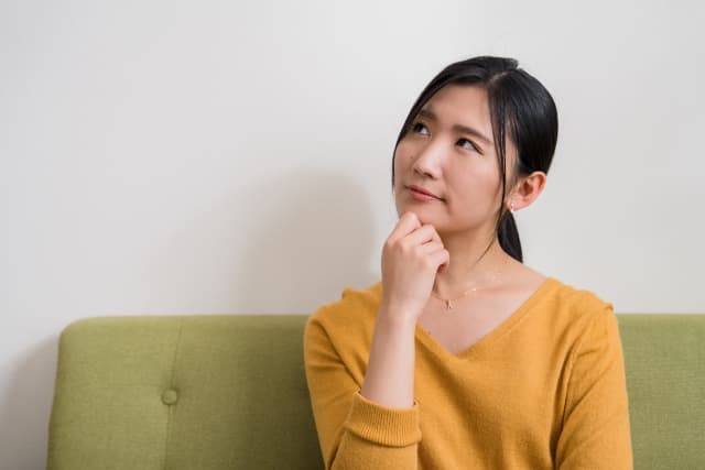 考える女性.jpg