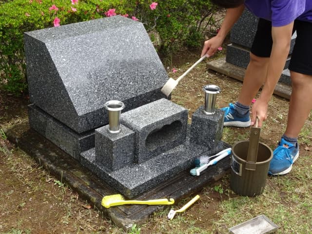 お墓の維持費にお悩みの方必見!費用の節約法と墓じまいのすすめ