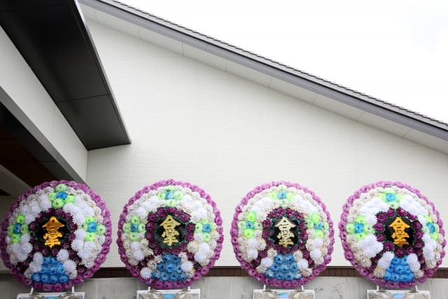 葬式の花輪の値段はどれくらい?マナーや注意点も徹底解説