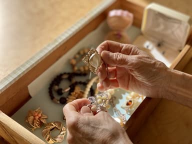 形見分けで起こる相続トラブルとは?税金やマナー、注意点までやさしく解説