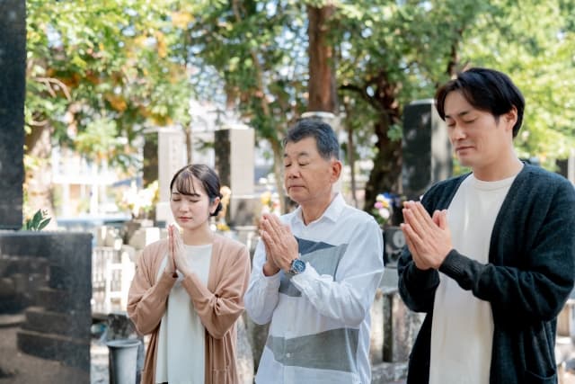 墓参りで供える花の選び方とは?マナー・種類・NG例を総まとめ