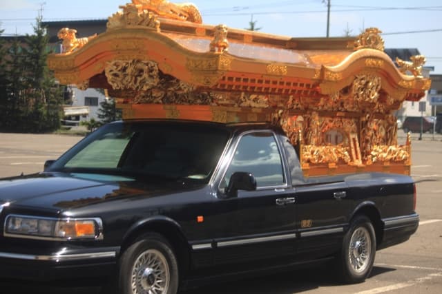 霊柩車とは?種類・手配・費用から知っておきたいマナーまで徹底解説