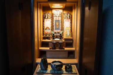 仏壇の正しい置き方と選び方:家庭における心の安らぎを守るために