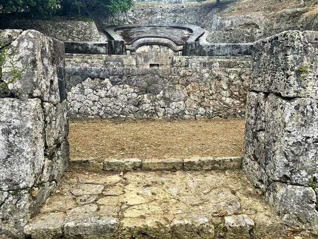 沖縄独自のお墓文化と現代の変化:亀甲墓から納骨堂までの多様な供養形態