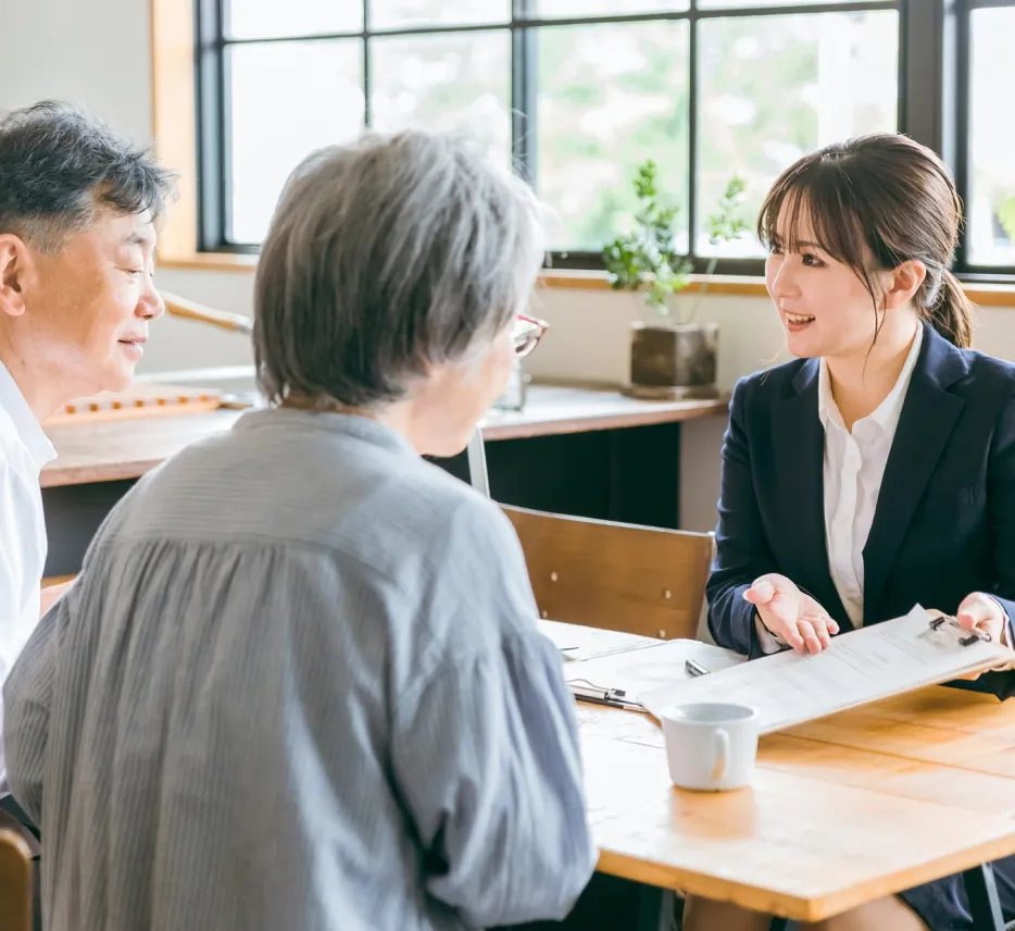 相談員が落ち着いてお話を伺っている様子